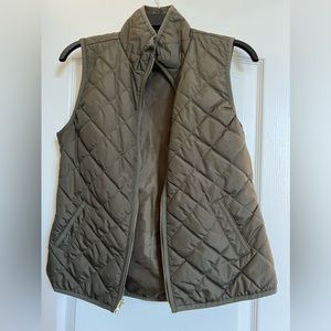 Old Navy women’s quilted vest (green)